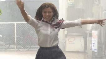 娱乐吃瓜酱踩井盖